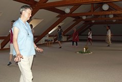 Schwestern befinden sich in einem meditativen Tanz