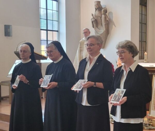 Vier Schwestern stehen gemeinsam in der Kirche bei der Amtsübergabe