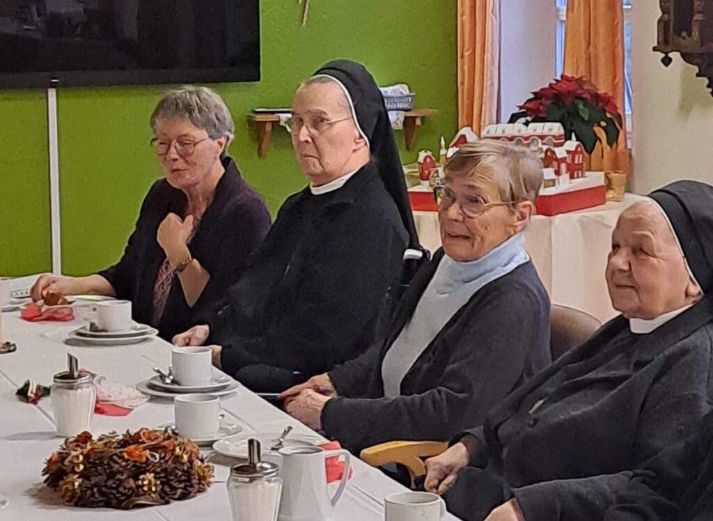 Schwestern mit ihrem Besuch